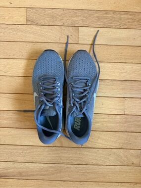 Women’s NikeGray Running Sneakers, size 8.5
